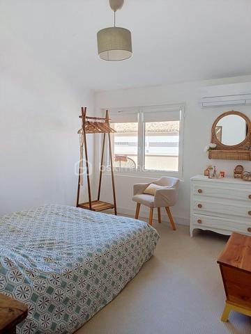 EXCLUSIVITÉ – COUP DE CŒUR à SETE

Venez découvrir cette maison rare, entièrement rénovée avec goût, où chaque détail a été pensé pour offrir un cadre de vie élégant, confortable et apaisant.

D’une surface de 141 m² habitables, elle dispose également d’un studio indépendant de 22 m², un véritable atout pour accueillir famille et amis, développer une activité professionnelle ou bénéficier d’un revenu locatif.
Dès l’entrée, vous serez séduits par la luminosité des espaces et la qualité de la rénovation, réalisée avec des matériaux soigneusement sélectionnés. Les volumes sont agréables, la décoration est harmonieuse et l’ambiance invite immédiatement à se sentir chez soi.

La maison propose :
Une pièce de vie d’environ 35 m², baignée de lumière grâce à sa baie vitrée à galandage qui s’ouvre sur une terrasse orientée ouest, pensée comme un véritable espace de détente.
5 chambres, dont une en rez-de-chaussée
Une suite parentale à l’étage avec sa terrasse privative et salle d'eau
Une salle d'eau et une salle de bains fonctionnelles d'une luminosité incroyable (une à chaque étage)
Une climatisation réversible dans l’ensemble des pièces

Le studio indépendant bénéficie de sa propre entrée et de tout le confort nécessaire. Un espace polyvalent qui s’adapte à de nombreux projets.

À l’extérieur, vous profiterez d’un terrain paysagé de 420 m², agrémenté de belles essences méditerranéennes, d’un bassin en pierre de Bali qui apporte une atmosphère unique, ainsi que d’un espace de rangement extérieur.

Côté pratique :
3 places de stationnement sur la propriété
Sous-sol de 15 m² pour stockage, cave ou atelier
DPE B grâce notamment au ballon thermodynamique, à l’isolation intérieure et à la toiture neuve

Située dans un environnement résidentiel, cette maison bénéficie d’un emplacement privilégié, à proximité du centre-ville, des commerces, des transports et des plages.
Un bien clé en main, rare sur le secteur, où il ne vous restera plus qu’à poser vos valises et profiter pleinement des lieux.