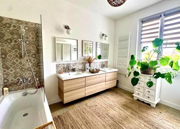 EXCLUSIVITÉ – COUP DE CŒUR à SETE

Venez découvrir cette maison rare, entièrement rénovée avec goût, où chaque détail a été pensé pour offrir un cadre de vie élégant, confortable et apaisant.

D’une surface de 141 m² habitables, elle dispose également d’un studio indépendant de 22 m², un véritable atout pour accueillir famille et amis, développer une activité professionnelle ou bénéficier d’un revenu locatif.
Dès l’entrée, vous serez séduits par la luminosité des espaces et la qualité de la rénovation, réalisée avec des matériaux soigneusement sélectionnés. Les volumes sont agréables, la décoration est harmonieuse et l’ambiance invite immédiatement à se sentir chez soi.

La maison propose :
Une pièce de vie d’environ 35 m², baignée de lumière grâce à sa baie vitrée à galandage qui s’ouvre sur une terrasse orientée ouest, pensée comme un véritable espace de détente.
5 chambres, dont une en rez-de-chaussée
Une suite parentale à l’étage avec sa terrasse privative et salle d'eau
Une salle d'eau et une salle de bains fonctionnelles d'une luminosité incroyable (une à chaque étage)
Une climatisation réversible dans l’ensemble des pièces

Le studio indépendant bénéficie de sa propre entrée et de tout le confort nécessaire. Un espace polyvalent qui s’adapte à de nombreux projets.

À l’extérieur, vous profiterez d’un terrain paysagé de 420 m², agrémenté de belles essences méditerranéennes, d’un bassin en pierre de Bali qui apporte une atmosphère unique, ainsi que d’un espace de rangement extérieur.

Côté pratique :
3 places de stationnement sur la propriété
Sous-sol de 15 m² pour stockage, cave ou atelier
DPE B grâce notamment au ballon thermodynamique, à l’isolation intérieure et à la toiture neuve

Située dans un environnement résidentiel, cette maison bénéficie d’un emplacement privilégié, à proximité du centre-ville, des commerces, des transports et des plages.
Un bien clé en main, rare sur le secteur, où il ne vous restera plus qu’à poser vos valises et profiter pleinement des lieux.