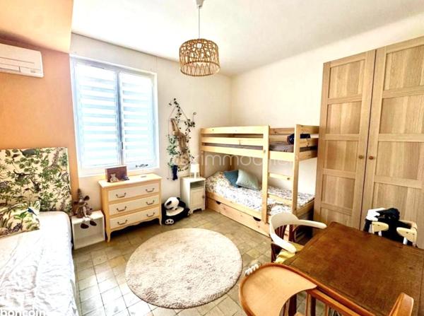 EXCLUSIVITÉ – COUP DE CŒUR à SETE

Venez découvrir cette maison rare, entièrement rénovée avec goût, où chaque détail a été pensé pour offrir un cadre de vie élégant, confortable et apaisant.

D’une surface de 141 m² habitables, elle dispose également d’un studio indépendant de 22 m², un véritable atout pour accueillir famille et amis, développer une activité professionnelle ou bénéficier d’un revenu locatif.
Dès l’entrée, vous serez séduits par la luminosité des espaces et la qualité de la rénovation, réalisée avec des matériaux soigneusement sélectionnés. Les volumes sont agréables, la décoration est harmonieuse et l’ambiance invite immédiatement à se sentir chez soi.

La maison propose :
Une pièce de vie d’environ 35 m², baignée de lumière grâce à sa baie vitrée à galandage qui s’ouvre sur une terrasse orientée ouest, pensée comme un véritable espace de détente.
5 chambres, dont une en rez-de-chaussée
Une suite parentale à l’étage avec sa terrasse privative et salle d'eau
Une salle d'eau et une salle de bains fonctionnelles d'une luminosité incroyable (une à chaque étage)
Une climatisation réversible dans l’ensemble des pièces

Le studio indépendant bénéficie de sa propre entrée et de tout le confort nécessaire. Un espace polyvalent qui s’adapte à de nombreux projets.

À l’extérieur, vous profiterez d’un terrain paysagé de 420 m², agrémenté de belles essences méditerranéennes, d’un bassin en pierre de Bali qui apporte une atmosphère unique, ainsi que d’un espace de rangement extérieur.

Côté pratique :
3 places de stationnement sur la propriété
Sous-sol de 15 m² pour stockage, cave ou atelier
DPE B grâce notamment au ballon thermodynamique, à l’isolation intérieure et à la toiture neuve

Située dans un environnement résidentiel, cette maison bénéficie d’un emplacement privilégié, à proximité du centre-ville, des commerces, des transports et des plages.
Un bien clé en main, rare sur le secteur, où il ne vous restera plus qu’à poser vos valises et profiter pleinement des lieux.