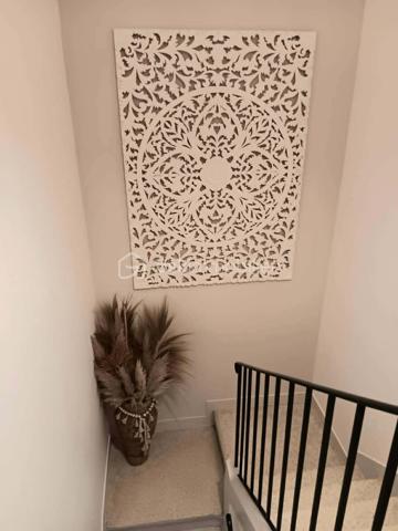 EXCLUSIVITÉ – COUP DE CŒUR à SETE

Venez découvrir cette maison rare, entièrement rénovée avec goût, où chaque détail a été pensé pour offrir un cadre de vie élégant, confortable et apaisant.

D’une surface de 141 m² habitables, elle dispose également d’un studio indépendant de 22 m², un véritable atout pour accueillir famille et amis, développer une activité professionnelle ou bénéficier d’un revenu locatif.
Dès l’entrée, vous serez séduits par la luminosité des espaces et la qualité de la rénovation, réalisée avec des matériaux soigneusement sélectionnés. Les volumes sont agréables, la décoration est harmonieuse et l’ambiance invite immédiatement à se sentir chez soi.

La maison propose :
Une pièce de vie d’environ 35 m², baignée de lumière grâce à sa baie vitrée à galandage qui s’ouvre sur une terrasse orientée ouest, pensée comme un véritable espace de détente.
5 chambres, dont une en rez-de-chaussée
Une suite parentale à l’étage avec sa terrasse privative et salle d'eau
Une salle d'eau et une salle de bains fonctionnelles d'une luminosité incroyable (une à chaque étage)
Une climatisation réversible dans l’ensemble des pièces

Le studio indépendant bénéficie de sa propre entrée et de tout le confort nécessaire. Un espace polyvalent qui s’adapte à de nombreux projets.

À l’extérieur, vous profiterez d’un terrain paysagé de 420 m², agrémenté de belles essences méditerranéennes, d’un bassin en pierre de Bali qui apporte une atmosphère unique, ainsi que d’un espace de rangement extérieur.

Côté pratique :
3 places de stationnement sur la propriété
Sous-sol de 15 m² pour stockage, cave ou atelier
DPE B grâce notamment au ballon thermodynamique, à l’isolation intérieure et à la toiture neuve

Située dans un environnement résidentiel, cette maison bénéficie d’un emplacement privilégié, à proximité du centre-ville, des commerces, des transports et des plages.
Un bien clé en main, rare sur le secteur, où il ne vous restera plus qu’à poser vos valises et profiter pleinement des lieux.