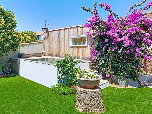 EXCLUSIVITÉ – COUP DE CŒUR à SETE

Venez découvrir cette maison rare, entièrement rénovée avec goût, où chaque détail a été pensé pour offrir un cadre de vie élégant, confortable et apaisant.

D’une surface de 141 m² habitables, elle dispose également d’un studio indépendant de 22 m², un véritable atout pour accueillir famille et amis, développer une activité professionnelle ou bénéficier d’un revenu locatif.
Dès l’entrée, vous serez séduits par la luminosité des espaces et la qualité de la rénovation, réalisée avec des matériaux soigneusement sélectionnés. Les volumes sont agréables, la décoration est harmonieuse et l’ambiance invite immédiatement à se sentir chez soi.

La maison propose :
Une pièce de vie d’environ 35 m², baignée de lumière grâce à sa baie vitrée à galandage qui s’ouvre sur une terrasse orientée ouest, pensée comme un véritable espace de détente.
5 chambres, dont une en rez-de-chaussée
Une suite parentale à l’étage avec sa terrasse privative et salle d'eau
Une salle d'eau et une salle de bains fonctionnelles d'une luminosité incroyable (une à chaque étage)
Une climatisation réversible dans l’ensemble des pièces

Le studio indépendant bénéficie de sa propre entrée et de tout le confort nécessaire. Un espace polyvalent qui s’adapte à de nombreux projets.

À l’extérieur, vous profiterez d’un terrain paysagé de 420 m², agrémenté de belles essences méditerranéennes, d’un bassin en pierre de Bali qui apporte une atmosphère unique, ainsi que d’un espace de rangement extérieur.

Côté pratique :
3 places de stationnement sur la propriété
Sous-sol de 15 m² pour stockage, cave ou atelier
DPE B grâce notamment au ballon thermodynamique, à l’isolation intérieure et à la toiture neuve

Située dans un environnement résidentiel, cette maison bénéficie d’un emplacement privilégié, à proximité du centre-ville, des commerces, des transports et des plages.
Un bien clé en main, rare sur le secteur, où il ne vous restera plus qu’à poser vos valises et profiter pleinement des lieux.