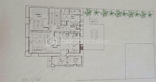 EXCLUSIVITÉ – COUP DE CŒUR à SETE

Venez découvrir cette maison rare, entièrement rénovée avec goût, où chaque détail a été pensé pour offrir un cadre de vie élégant, confortable et apaisant.

D’une surface de 141 m² habitables, elle dispose également d’un studio indépendant de 22 m², un véritable atout pour accueillir famille et amis, développer une activité professionnelle ou bénéficier d’un revenu locatif.
Dès l’entrée, vous serez séduits par la luminosité des espaces et la qualité de la rénovation, réalisée avec des matériaux soigneusement sélectionnés. Les volumes sont agréables, la décoration est harmonieuse et l’ambiance invite immédiatement à se sentir chez soi.

La maison propose :
Une pièce de vie d’environ 35 m², baignée de lumière grâce à sa baie vitrée à galandage qui s’ouvre sur une terrasse orientée ouest, pensée comme un véritable espace de détente.
5 chambres, dont une en rez-de-chaussée
Une suite parentale à l’étage avec sa terrasse privative et salle d'eau
Une salle d'eau et une salle de bains fonctionnelles d'une luminosité incroyable (une à chaque étage)
Une climatisation réversible dans l’ensemble des pièces

Le studio indépendant bénéficie de sa propre entrée et de tout le confort nécessaire. Un espace polyvalent qui s’adapte à de nombreux projets.

À l’extérieur, vous profiterez d’un terrain paysagé de 420 m², agrémenté de belles essences méditerranéennes, d’un bassin en pierre de Bali qui apporte une atmosphère unique, ainsi que d’un espace de rangement extérieur.

Côté pratique :
3 places de stationnement sur la propriété
Sous-sol de 15 m² pour stockage, cave ou atelier
DPE B grâce notamment au ballon thermodynamique, à l’isolation intérieure et à la toiture neuve

Située dans un environnement résidentiel, cette maison bénéficie d’un emplacement privilégié, à proximité du centre-ville, des commerces, des transports et des plages.
Un bien clé en main, rare sur le secteur, où il ne vous restera plus qu’à poser vos valises et profiter pleinement des lieux.