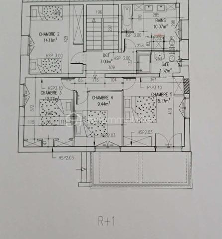 EXCLUSIVITÉ – COUP DE CŒUR à SETE

Venez découvrir cette maison rare, entièrement rénovée avec goût, où chaque détail a été pensé pour offrir un cadre de vie élégant, confortable et apaisant.

D’une surface de 141 m² habitables, elle dispose également d’un studio indépendant de 22 m², un véritable atout pour accueillir famille et amis, développer une activité professionnelle ou bénéficier d’un revenu locatif.
Dès l’entrée, vous serez séduits par la luminosité des espaces et la qualité de la rénovation, réalisée avec des matériaux soigneusement sélectionnés. Les volumes sont agréables, la décoration est harmonieuse et l’ambiance invite immédiatement à se sentir chez soi.

La maison propose :
Une pièce de vie d’environ 35 m², baignée de lumière grâce à sa baie vitrée à galandage qui s’ouvre sur une terrasse orientée ouest, pensée comme un véritable espace de détente.
5 chambres, dont une en rez-de-chaussée
Une suite parentale à l’étage avec sa terrasse privative et salle d'eau
Une salle d'eau et une salle de bains fonctionnelles d'une luminosité incroyable (une à chaque étage)
Une climatisation réversible dans l’ensemble des pièces

Le studio indépendant bénéficie de sa propre entrée et de tout le confort nécessaire. Un espace polyvalent qui s’adapte à de nombreux projets.

À l’extérieur, vous profiterez d’un terrain paysagé de 420 m², agrémenté de belles essences méditerranéennes, d’un bassin en pierre de Bali qui apporte une atmosphère unique, ainsi que d’un espace de rangement extérieur.

Côté pratique :
3 places de stationnement sur la propriété
Sous-sol de 15 m² pour stockage, cave ou atelier
DPE B grâce notamment au ballon thermodynamique, à l’isolation intérieure et à la toiture neuve

Située dans un environnement résidentiel, cette maison bénéficie d’un emplacement privilégié, à proximité du centre-ville, des commerces, des transports et des plages.
Un bien clé en main, rare sur le secteur, où il ne vous restera plus qu’à poser vos valises et profiter pleinement des lieux.