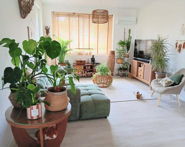 EXCLUSIVITÉ – COUP DE CŒUR à SETE

Venez découvrir cette maison rare, entièrement rénovée avec goût, où chaque détail a été pensé pour offrir un cadre de vie élégant, confortable et apaisant.

D’une surface de 141 m² habitables, elle dispose également d’un studio indépendant de 22 m², un véritable atout pour accueillir famille et amis, développer une activité professionnelle ou bénéficier d’un revenu locatif.
Dès l’entrée, vous serez séduits par la luminosité des espaces et la qualité de la rénovation, réalisée avec des matériaux soigneusement sélectionnés. Les volumes sont agréables, la décoration est harmonieuse et l’ambiance invite immédiatement à se sentir chez soi.

La maison propose :
Une pièce de vie d’environ 35 m², baignée de lumière grâce à sa baie vitrée à galandage qui s’ouvre sur une terrasse orientée ouest, pensée comme un véritable espace de détente.
5 chambres, dont une en rez-de-chaussée
Une suite parentale à l’étage avec sa terrasse privative et salle d'eau
Une salle d'eau et une salle de bains fonctionnelles d'une luminosité incroyable (une à chaque étage)
Une climatisation réversible dans l’ensemble des pièces

Le studio indépendant bénéficie de sa propre entrée et de tout le confort nécessaire. Un espace polyvalent qui s’adapte à de nombreux projets.

À l’extérieur, vous profiterez d’un terrain paysagé de 420 m², agrémenté de belles essences méditerranéennes, d’un bassin en pierre de Bali qui apporte une atmosphère unique, ainsi que d’un espace de rangement extérieur.

Côté pratique :
3 places de stationnement sur la propriété
Sous-sol de 15 m² pour stockage, cave ou atelier
DPE B grâce notamment au ballon thermodynamique, à l’isolation intérieure et à la toiture neuve

Située dans un environnement résidentiel, cette maison bénéficie d’un emplacement privilégié, à proximité du centre-ville, des commerces, des transports et des plages.
Un bien clé en main, rare sur le secteur, où il ne vous restera plus qu’à poser vos valises et profiter pleinement des lieux.