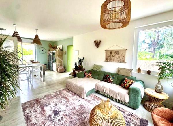 EXCLUSIVITÉ – COUP DE CŒUR à SETE

Venez découvrir cette maison rare, entièrement rénovée avec goût, où chaque détail a été pensé pour offrir un cadre de vie élégant, confortable et apaisant.

D’une surface de 141 m² habitables, elle dispose également d’un studio indépendant de 22 m², un véritable atout pour accueillir famille et amis, développer une activité professionnelle ou bénéficier d’un revenu locatif.
Dès l’entrée, vous serez séduits par la luminosité des espaces et la qualité de la rénovation, réalisée avec des matériaux soigneusement sélectionnés. Les volumes sont agréables, la décoration est harmonieuse et l’ambiance invite immédiatement à se sentir chez soi.

La maison propose :
Une pièce de vie d’environ 35 m², baignée de lumière grâce à sa baie vitrée à galandage qui s’ouvre sur une terrasse orientée ouest, pensée comme un véritable espace de détente.
5 chambres, dont une en rez-de-chaussée
Une suite parentale à l’étage avec sa terrasse privative et salle d'eau
Une salle d'eau et une salle de bains fonctionnelles d'une luminosité incroyable (une à chaque étage)
Une climatisation réversible dans l’ensemble des pièces

Le studio indépendant bénéficie de sa propre entrée et de tout le confort nécessaire. Un espace polyvalent qui s’adapte à de nombreux projets.

À l’extérieur, vous profiterez d’un terrain paysagé de 420 m², agrémenté de belles essences méditerranéennes, d’un bassin en pierre de Bali qui apporte une atmosphère unique, ainsi que d’un espace de rangement extérieur.

Côté pratique :
3 places de stationnement sur la propriété
Sous-sol de 15 m² pour stockage, cave ou atelier
DPE B grâce notamment au ballon thermodynamique, à l’isolation intérieure et à la toiture neuve

Située dans un environnement résidentiel, cette maison bénéficie d’un emplacement privilégié, à proximité du centre-ville, des commerces, des transports et des plages.
Un bien clé en main, rare sur le secteur, où il ne vous restera plus qu’à poser vos valises et profiter pleinement des lieux.