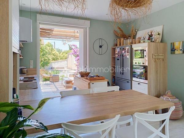 EXCLUSIVITÉ – COUP DE CŒUR à SETE

Venez découvrir cette maison rare, entièrement rénovée avec goût, où chaque détail a été pensé pour offrir un cadre de vie élégant, confortable et apaisant.

D’une surface de 141 m² habitables, elle dispose également d’un studio indépendant de 22 m², un véritable atout pour accueillir famille et amis, développer une activité professionnelle ou bénéficier d’un revenu locatif.
Dès l’entrée, vous serez séduits par la luminosité des espaces et la qualité de la rénovation, réalisée avec des matériaux soigneusement sélectionnés. Les volumes sont agréables, la décoration est harmonieuse et l’ambiance invite immédiatement à se sentir chez soi.

La maison propose :
Une pièce de vie d’environ 35 m², baignée de lumière grâce à sa baie vitrée à galandage qui s’ouvre sur une terrasse orientée ouest, pensée comme un véritable espace de détente.
5 chambres, dont une en rez-de-chaussée
Une suite parentale à l’étage avec sa terrasse privative et salle d'eau
Une salle d'eau et une salle de bains fonctionnelles d'une luminosité incroyable (une à chaque étage)
Une climatisation réversible dans l’ensemble des pièces

Le studio indépendant bénéficie de sa propre entrée et de tout le confort nécessaire. Un espace polyvalent qui s’adapte à de nombreux projets.

À l’extérieur, vous profiterez d’un terrain paysagé de 420 m², agrémenté de belles essences méditerranéennes, d’un bassin en pierre de Bali qui apporte une atmosphère unique, ainsi que d’un espace de rangement extérieur.

Côté pratique :
3 places de stationnement sur la propriété
Sous-sol de 15 m² pour stockage, cave ou atelier
DPE B grâce notamment au ballon thermodynamique, à l’isolation intérieure et à la toiture neuve

Située dans un environnement résidentiel, cette maison bénéficie d’un emplacement privilégié, à proximité du centre-ville, des commerces, des transports et des plages.
Un bien clé en main, rare sur le secteur, où il ne vous restera plus qu’à poser vos valises et profiter pleinement des lieux.