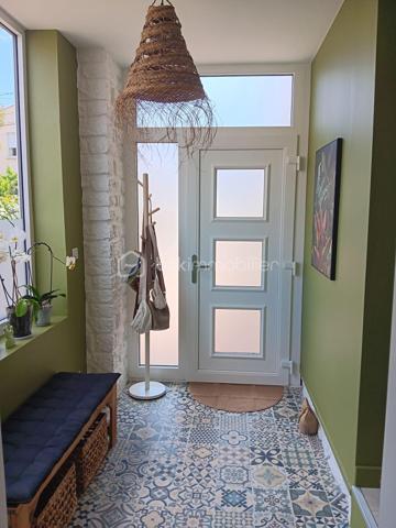 EXCLUSIVITÉ – COUP DE CŒUR à SETE

Venez découvrir cette maison rare, entièrement rénovée avec goût, où chaque détail a été pensé pour offrir un cadre de vie élégant, confortable et apaisant.

D’une surface de 141 m² habitables, elle dispose également d’un studio indépendant de 22 m², un véritable atout pour accueillir famille et amis, développer une activité professionnelle ou bénéficier d’un revenu locatif.
Dès l’entrée, vous serez séduits par la luminosité des espaces et la qualité de la rénovation, réalisée avec des matériaux soigneusement sélectionnés. Les volumes sont agréables, la décoration est harmonieuse et l’ambiance invite immédiatement à se sentir chez soi.

La maison propose :
Une pièce de vie d’environ 35 m², baignée de lumière grâce à sa baie vitrée à galandage qui s’ouvre sur une terrasse orientée ouest, pensée comme un véritable espace de détente.
5 chambres, dont une en rez-de-chaussée
Une suite parentale à l’étage avec sa terrasse privative et salle d'eau
Une salle d'eau et une salle de bains fonctionnelles d'une luminosité incroyable (une à chaque étage)
Une climatisation réversible dans l’ensemble des pièces

Le studio indépendant bénéficie de sa propre entrée et de tout le confort nécessaire. Un espace polyvalent qui s’adapte à de nombreux projets.

À l’extérieur, vous profiterez d’un terrain paysagé de 420 m², agrémenté de belles essences méditerranéennes, d’un bassin en pierre de Bali qui apporte une atmosphère unique, ainsi que d’un espace de rangement extérieur.

Côté pratique :
3 places de stationnement sur la propriété
Sous-sol de 15 m² pour stockage, cave ou atelier
DPE B grâce notamment au ballon thermodynamique, à l’isolation intérieure et à la toiture neuve

Située dans un environnement résidentiel, cette maison bénéficie d’un emplacement privilégié, à proximité du centre-ville, des commerces, des transports et des plages.
Un bien clé en main, rare sur le secteur, où il ne vous restera plus qu’à poser vos valises et profiter pleinement des lieux.