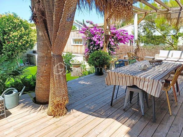 EXCLUSIVITÉ – COUP DE CŒUR à SETE

Venez découvrir cette maison rare, entièrement rénovée avec goût, où chaque détail a été pensé pour offrir un cadre de vie élégant, confortable et apaisant.

D’une surface de 141 m² habitables, elle dispose également d’un studio indépendant de 22 m², un véritable atout pour accueillir famille et amis, développer une activité professionnelle ou bénéficier d’un revenu locatif.
Dès l’entrée, vous serez séduits par la luminosité des espaces et la qualité de la rénovation, réalisée avec des matériaux soigneusement sélectionnés. Les volumes sont agréables, la décoration est harmonieuse et l’ambiance invite immédiatement à se sentir chez soi.

La maison propose :
Une pièce de vie d’environ 35 m², baignée de lumière grâce à sa baie vitrée à galandage qui s’ouvre sur une terrasse orientée ouest, pensée comme un véritable espace de détente.
5 chambres, dont une en rez-de-chaussée
Une suite parentale à l’étage avec sa terrasse privative et salle d'eau
Une salle d'eau et une salle de bains fonctionnelles d'une luminosité incroyable (une à chaque étage)
Une climatisation réversible dans l’ensemble des pièces

Le studio indépendant bénéficie de sa propre entrée et de tout le confort nécessaire. Un espace polyvalent qui s’adapte à de nombreux projets.

À l’extérieur, vous profiterez d’un terrain paysagé de 420 m², agrémenté de belles essences méditerranéennes, d’un bassin en pierre de Bali qui apporte une atmosphère unique, ainsi que d’un espace de rangement extérieur.

Côté pratique :
3 places de stationnement sur la propriété
Sous-sol de 15 m² pour stockage, cave ou atelier
DPE B grâce notamment au ballon thermodynamique, à l’isolation intérieure et à la toiture neuve

Située dans un environnement résidentiel, cette maison bénéficie d’un emplacement privilégié, à proximité du centre-ville, des commerces, des transports et des plages.
Un bien clé en main, rare sur le secteur, où il ne vous restera plus qu’à poser vos valises et profiter pleinement des lieux.