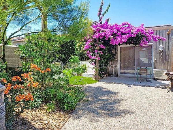 EXCLUSIVITÉ – COUP DE CŒUR à SETE

Venez découvrir cette maison rare, entièrement rénovée avec goût, où chaque détail a été pensé pour offrir un cadre de vie élégant, confortable et apaisant.

D’une surface de 141 m² habitables, elle dispose également d’un studio indépendant de 22 m², un véritable atout pour accueillir famille et amis, développer une activité professionnelle ou bénéficier d’un revenu locatif.
Dès l’entrée, vous serez séduits par la luminosité des espaces et la qualité de la rénovation, réalisée avec des matériaux soigneusement sélectionnés. Les volumes sont agréables, la décoration est harmonieuse et l’ambiance invite immédiatement à se sentir chez soi.

La maison propose :
Une pièce de vie d’environ 35 m², baignée de lumière grâce à sa baie vitrée à galandage qui s’ouvre sur une terrasse orientée ouest, pensée comme un véritable espace de détente.
5 chambres, dont une en rez-de-chaussée
Une suite parentale à l’étage avec sa terrasse privative et salle d'eau
Une salle d'eau et une salle de bains fonctionnelles d'une luminosité incroyable (une à chaque étage)
Une climatisation réversible dans l’ensemble des pièces

Le studio indépendant bénéficie de sa propre entrée et de tout le confort nécessaire. Un espace polyvalent qui s’adapte à de nombreux projets.

À l’extérieur, vous profiterez d’un terrain paysagé de 420 m², agrémenté de belles essences méditerranéennes, d’un bassin en pierre de Bali qui apporte une atmosphère unique, ainsi que d’un espace de rangement extérieur.

Côté pratique :
3 places de stationnement sur la propriété
Sous-sol de 15 m² pour stockage, cave ou atelier
DPE B grâce notamment au ballon thermodynamique, à l’isolation intérieure et à la toiture neuve

Située dans un environnement résidentiel, cette maison bénéficie d’un emplacement privilégié, à proximité du centre-ville, des commerces, des transports et des plages.
Un bien clé en main, rare sur le secteur, où il ne vous restera plus qu’à poser vos valises et profiter pleinement des lieux.