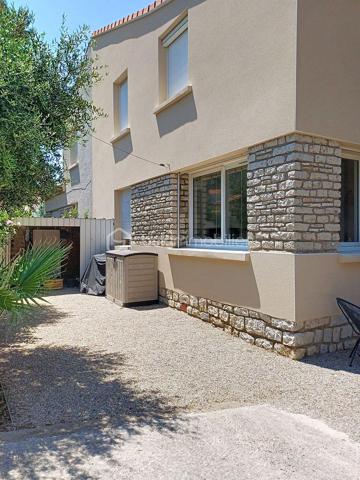 EXCLUSIVITÉ – COUP DE CŒUR à SETE

Venez découvrir cette maison rare, entièrement rénovée avec goût, où chaque détail a été pensé pour offrir un cadre de vie élégant, confortable et apaisant.

D’une surface de 141 m² habitables, elle dispose également d’un studio indépendant de 22 m², un véritable atout pour accueillir famille et amis, développer une activité professionnelle ou bénéficier d’un revenu locatif.
Dès l’entrée, vous serez séduits par la luminosité des espaces et la qualité de la rénovation, réalisée avec des matériaux soigneusement sélectionnés. Les volumes sont agréables, la décoration est harmonieuse et l’ambiance invite immédiatement à se sentir chez soi.

La maison propose :
Une pièce de vie d’environ 35 m², baignée de lumière grâce à sa baie vitrée à galandage qui s’ouvre sur une terrasse orientée ouest, pensée comme un véritable espace de détente.
5 chambres, dont une en rez-de-chaussée
Une suite parentale à l’étage avec sa terrasse privative et salle d'eau
Une salle d'eau et une salle de bains fonctionnelles d'une luminosité incroyable (une à chaque étage)
Une climatisation réversible dans l’ensemble des pièces

Le studio indépendant bénéficie de sa propre entrée et de tout le confort nécessaire. Un espace polyvalent qui s’adapte à de nombreux projets.

À l’extérieur, vous profiterez d’un terrain paysagé de 420 m², agrémenté de belles essences méditerranéennes, d’un bassin en pierre de Bali qui apporte une atmosphère unique, ainsi que d’un espace de rangement extérieur.

Côté pratique :
3 places de stationnement sur la propriété
Sous-sol de 15 m² pour stockage, cave ou atelier
DPE B grâce notamment au ballon thermodynamique, à l’isolation intérieure et à la toiture neuve

Située dans un environnement résidentiel, cette maison bénéficie d’un emplacement privilégié, à proximité du centre-ville, des commerces, des transports et des plages.
Un bien clé en main, rare sur le secteur, où il ne vous restera plus qu’à poser vos valises et profiter pleinement des lieux.