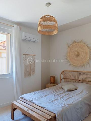 EXCLUSIVITÉ – COUP DE CŒUR à SETE

Venez découvrir cette maison rare, entièrement rénovée avec goût, où chaque détail a été pensé pour offrir un cadre de vie élégant, confortable et apaisant.

D’une surface de 141 m² habitables, elle dispose également d’un studio indépendant de 22 m², un véritable atout pour accueillir famille et amis, développer une activité professionnelle ou bénéficier d’un revenu locatif.
Dès l’entrée, vous serez séduits par la luminosité des espaces et la qualité de la rénovation, réalisée avec des matériaux soigneusement sélectionnés. Les volumes sont agréables, la décoration est harmonieuse et l’ambiance invite immédiatement à se sentir chez soi.

La maison propose :
Une pièce de vie d’environ 35 m², baignée de lumière grâce à sa baie vitrée à galandage qui s’ouvre sur une terrasse orientée ouest, pensée comme un véritable espace de détente.
5 chambres, dont une en rez-de-chaussée
Une suite parentale à l’étage avec sa terrasse privative et salle d'eau
Une salle d'eau et une salle de bains fonctionnelles d'une luminosité incroyable (une à chaque étage)
Une climatisation réversible dans l’ensemble des pièces

Le studio indépendant bénéficie de sa propre entrée et de tout le confort nécessaire. Un espace polyvalent qui s’adapte à de nombreux projets.

À l’extérieur, vous profiterez d’un terrain paysagé de 420 m², agrémenté de belles essences méditerranéennes, d’un bassin en pierre de Bali qui apporte une atmosphère unique, ainsi que d’un espace de rangement extérieur.

Côté pratique :
3 places de stationnement sur la propriété
Sous-sol de 15 m² pour stockage, cave ou atelier
DPE B grâce notamment au ballon thermodynamique, à l’isolation intérieure et à la toiture neuve

Située dans un environnement résidentiel, cette maison bénéficie d’un emplacement privilégié, à proximité du centre-ville, des commerces, des transports et des plages.
Un bien clé en main, rare sur le secteur, où il ne vous restera plus qu’à poser vos valises et profiter pleinement des lieux.