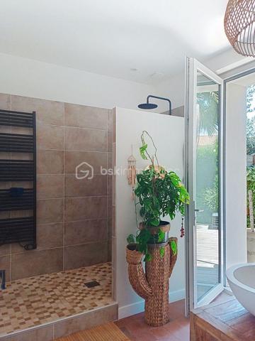 EXCLUSIVITÉ – COUP DE CŒUR à SETE

Venez découvrir cette maison rare, entièrement rénovée avec goût, où chaque détail a été pensé pour offrir un cadre de vie élégant, confortable et apaisant.

D’une surface de 141 m² habitables, elle dispose également d’un studio indépendant de 22 m², un véritable atout pour accueillir famille et amis, développer une activité professionnelle ou bénéficier d’un revenu locatif.
Dès l’entrée, vous serez séduits par la luminosité des espaces et la qualité de la rénovation, réalisée avec des matériaux soigneusement sélectionnés. Les volumes sont agréables, la décoration est harmonieuse et l’ambiance invite immédiatement à se sentir chez soi.

La maison propose :
Une pièce de vie d’environ 35 m², baignée de lumière grâce à sa baie vitrée à galandage qui s’ouvre sur une terrasse orientée ouest, pensée comme un véritable espace de détente.
5 chambres, dont une en rez-de-chaussée
Une suite parentale à l’étage avec sa terrasse privative et salle d'eau
Une salle d'eau et une salle de bains fonctionnelles d'une luminosité incroyable (une à chaque étage)
Une climatisation réversible dans l’ensemble des pièces

Le studio indépendant bénéficie de sa propre entrée et de tout le confort nécessaire. Un espace polyvalent qui s’adapte à de nombreux projets.

À l’extérieur, vous profiterez d’un terrain paysagé de 420 m², agrémenté de belles essences méditerranéennes, d’un bassin en pierre de Bali qui apporte une atmosphère unique, ainsi que d’un espace de rangement extérieur.

Côté pratique :
3 places de stationnement sur la propriété
Sous-sol de 15 m² pour stockage, cave ou atelier
DPE B grâce notamment au ballon thermodynamique, à l’isolation intérieure et à la toiture neuve

Située dans un environnement résidentiel, cette maison bénéficie d’un emplacement privilégié, à proximité du centre-ville, des commerces, des transports et des plages.
Un bien clé en main, rare sur le secteur, où il ne vous restera plus qu’à poser vos valises et profiter pleinement des lieux.