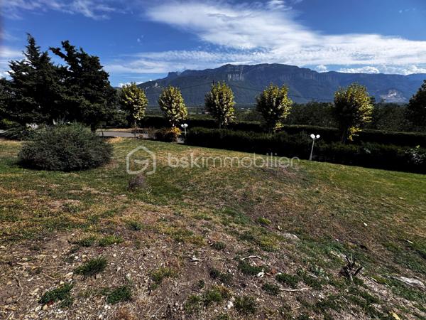 Dans un environnement calme et agréable, découvrez ce terrain constructible d’environ 1 339 m², situé sur les hauteurs de Tullins.
Le terrain bénéficie d’une belle exposition face aux montagnes et d’une viabilisation en bordure.

Situé en zone UD du PLU, avec une emprise au sol de 15 %, soit environ 200 m² d’emprise au sol théorique sur la partie exploitable.
Déclaration préalable en cours.

Un terrain offrant une belle opportunité pour réaliser votre projet de construction dans un cadre privilégié.

📞 Anaïs Emptaz – 06 85 15 52 63
BSK Immobilier - Cette annonce référence 346621 vous est présentée par votre agent commercial BSK Immobilier Anais EMPTAZ (EI) immatriculé au RSAC de Grenoble (38000) sous le numéro 88235476400046