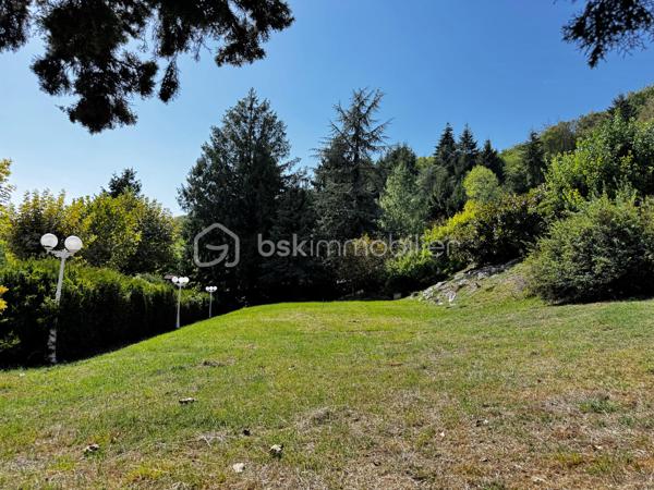 Dans un environnement calme et agréable, découvrez ce terrain constructible d’environ 1 339 m², situé sur les hauteurs de Tullins.
Le terrain bénéficie d’une belle exposition face aux montagnes et d’une viabilisation en bordure.

Situé en zone UD du PLU, avec une emprise au sol de 15 %, soit environ 200 m² d’emprise au sol théorique sur la partie exploitable.
Déclaration préalable en cours.

Un terrain offrant une belle opportunité pour réaliser votre projet de construction dans un cadre privilégié.

📞 Anaïs Emptaz – 06 85 15 52 63
BSK Immobilier - Cette annonce référence 346621 vous est présentée par votre agent commercial BSK Immobilier Anais EMPTAZ (EI) immatriculé au RSAC de Grenoble (38000) sous le numéro 88235476400046