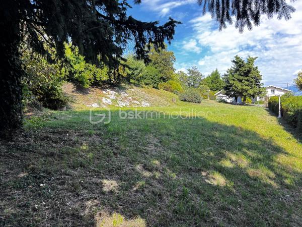 Dans un environnement calme et agréable, découvrez ce terrain constructible d’environ 1 339 m², situé sur les hauteurs de Tullins.
Le terrain bénéficie d’une belle exposition face aux montagnes et d’une viabilisation en bordure.

Situé en zone UD du PLU, avec une emprise au sol de 15 %, soit environ 200 m² d’emprise au sol théorique sur la partie exploitable.
Déclaration préalable en cours.

Un terrain offrant une belle opportunité pour réaliser votre projet de construction dans un cadre privilégié.

📞 Anaïs Emptaz – 06 85 15 52 63
BSK Immobilier - Cette annonce référence 346621 vous est présentée par votre agent commercial BSK Immobilier Anais EMPTAZ (EI) immatriculé au RSAC de Grenoble (38000) sous le numéro 88235476400046