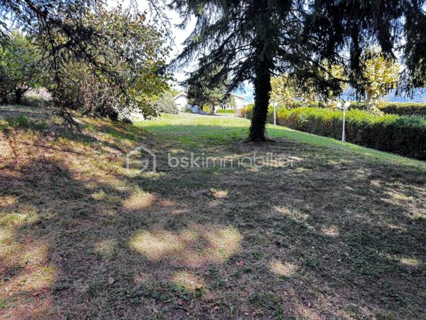 Dans un environnement calme et agréable, découvrez ce terrain constructible d’environ 1 339 m², situé sur les hauteurs de Tullins.
Le terrain bénéficie d’une belle exposition face aux montagnes et d’une viabilisation en bordure.

Situé en zone UD du PLU, avec une emprise au sol de 15 %, soit environ 200 m² d’emprise au sol théorique sur la partie exploitable.
Déclaration préalable en cours.

Un terrain offrant une belle opportunité pour réaliser votre projet de construction dans un cadre privilégié.

📞 Anaïs Emptaz – 06 85 15 52 63
BSK Immobilier - Cette annonce référence 346621 vous est présentée par votre agent commercial BSK Immobilier Anais EMPTAZ (EI) immatriculé au RSAC de Grenoble (38000) sous le numéro 88235476400046
