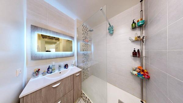 Rare sur le secteur ! Superbe F3 de 60 m² avec terrasse de 21 m² plein coeur du nouveau Coeur de ville de Vauréal.