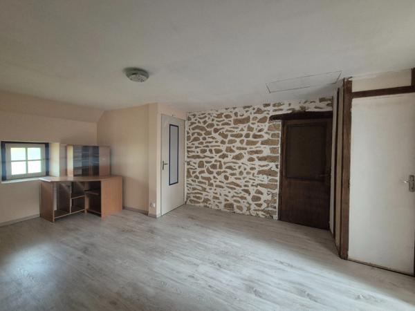 Maison à vendre 5 pièces 3 chambres  terrain 1500 m² dépendances ORSENNES (36)