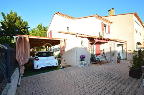 À Sainte-Marie-la-Mer, dans un secteur agréable et recherché, découvrez cette charmante villa T4 de 85 m², édifiée en trois faces et élevée d’un étage. Dès l’entrée, un sas puis un hall accueillant desservent une belle pièce de vie lumineuse, composée d’un salon-séjour avec cuisine ouverte. Cet espace convivial s’ouvre directement sur un agréable patio/jardin, idéal pour profiter des beaux jours. Le rez-de-chaussée dispose également d’une salle d’eau et de toilettes, apportant un confort appréciable au quotidien.
À l’étage, l’espace nuit se compose de trois chambres confortables, d’une seconde salle d’eau et de WC, parfaitement adaptés à une vie familiale.
À l’extérieur, la maison offre de réels atouts avec une terrasse abritée d’environ 15 m², parfaite pour les repas en plein air, ainsi qu’un espace de stationnement permettant d’accueillir jusqu’à trois véhicules, dont un sous abri. Un bien fonctionnel et idéalement situé, à proximité du littoral.