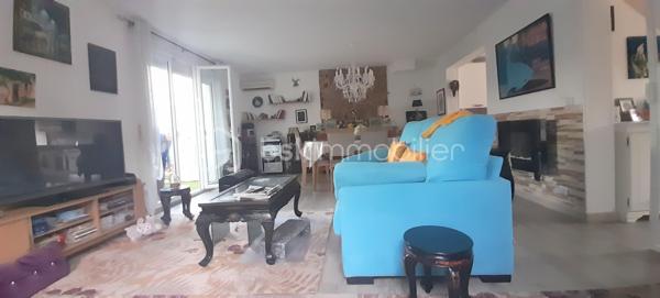 À Sainte-Marie-la-Mer, dans un secteur agréable et recherché, découvrez cette charmante villa T4 de 85 m², édifiée en trois faces et élevée d’un étage. Dès l’entrée, un sas puis un hall accueillant desservent une belle pièce de vie lumineuse, composée d’un salon-séjour avec cuisine ouverte. Cet espace convivial s’ouvre directement sur un agréable patio/jardin, idéal pour profiter des beaux jours. Le rez-de-chaussée dispose également d’une salle d’eau et de toilettes, apportant un confort appréciable au quotidien.
À l’étage, l’espace nuit se compose de trois chambres confortables, d’une seconde salle d’eau et de WC, parfaitement adaptés à une vie familiale.
À l’extérieur, la maison offre de réels atouts avec une terrasse abritée d’environ 15 m², parfaite pour les repas en plein air, ainsi qu’un espace de stationnement permettant d’accueillir jusqu’à trois véhicules, dont un sous abri. Un bien fonctionnel et idéalement situé, à proximité du littoral.