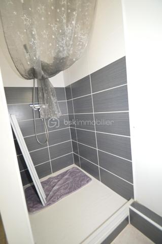À Sainte-Marie-la-Mer, dans un secteur agréable et recherché, découvrez cette charmante villa T4 de 85 m², édifiée en trois faces et élevée d’un étage. Dès l’entrée, un sas puis un hall accueillant desservent une belle pièce de vie lumineuse, composée d’un salon-séjour avec cuisine ouverte. Cet espace convivial s’ouvre directement sur un agréable patio/jardin, idéal pour profiter des beaux jours. Le rez-de-chaussée dispose également d’une salle d’eau et de toilettes, apportant un confort appréciable au quotidien.
À l’étage, l’espace nuit se compose de trois chambres confortables, d’une seconde salle d’eau et de WC, parfaitement adaptés à une vie familiale.
À l’extérieur, la maison offre de réels atouts avec une terrasse abritée d’environ 15 m², parfaite pour les repas en plein air, ainsi qu’un espace de stationnement permettant d’accueillir jusqu’à trois véhicules, dont un sous abri. Un bien fonctionnel et idéalement situé, à proximité du littoral.