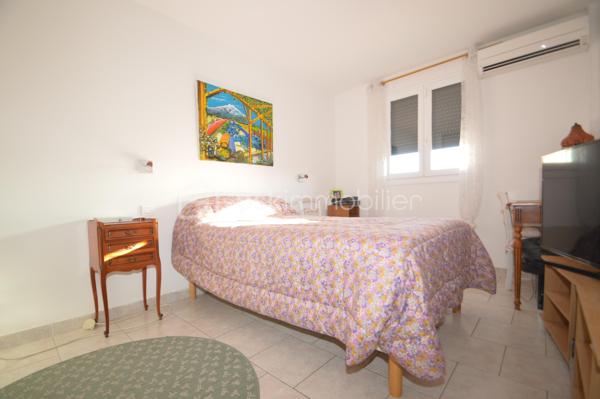À Sainte-Marie-la-Mer, dans un secteur agréable et recherché, découvrez cette charmante villa T4 de 85 m², édifiée en trois faces et élevée d’un étage. Dès l’entrée, un sas puis un hall accueillant desservent une belle pièce de vie lumineuse, composée d’un salon-séjour avec cuisine ouverte. Cet espace convivial s’ouvre directement sur un agréable patio/jardin, idéal pour profiter des beaux jours. Le rez-de-chaussée dispose également d’une salle d’eau et de toilettes, apportant un confort appréciable au quotidien.
À l’étage, l’espace nuit se compose de trois chambres confortables, d’une seconde salle d’eau et de WC, parfaitement adaptés à une vie familiale.
À l’extérieur, la maison offre de réels atouts avec une terrasse abritée d’environ 15 m², parfaite pour les repas en plein air, ainsi qu’un espace de stationnement permettant d’accueillir jusqu’à trois véhicules, dont un sous abri. Un bien fonctionnel et idéalement situé, à proximité du littoral.