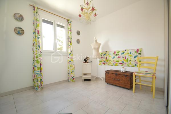À Sainte-Marie-la-Mer, dans un secteur agréable et recherché, découvrez cette charmante villa T4 de 85 m², édifiée en trois faces et élevée d’un étage. Dès l’entrée, un sas puis un hall accueillant desservent une belle pièce de vie lumineuse, composée d’un salon-séjour avec cuisine ouverte. Cet espace convivial s’ouvre directement sur un agréable patio/jardin, idéal pour profiter des beaux jours. Le rez-de-chaussée dispose également d’une salle d’eau et de toilettes, apportant un confort appréciable au quotidien.
À l’étage, l’espace nuit se compose de trois chambres confortables, d’une seconde salle d’eau et de WC, parfaitement adaptés à une vie familiale.
À l’extérieur, la maison offre de réels atouts avec une terrasse abritée d’environ 15 m², parfaite pour les repas en plein air, ainsi qu’un espace de stationnement permettant d’accueillir jusqu’à trois véhicules, dont un sous abri. Un bien fonctionnel et idéalement situé, à proximité du littoral.