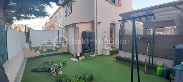 À Sainte-Marie-la-Mer, dans un secteur agréable et recherché, découvrez cette charmante villa T4 de 85 m², édifiée en trois faces et élevée d’un étage. Dès l’entrée, un sas puis un hall accueillant desservent une belle pièce de vie lumineuse, composée d’un salon-séjour avec cuisine ouverte. Cet espace convivial s’ouvre directement sur un agréable patio/jardin, idéal pour profiter des beaux jours. Le rez-de-chaussée dispose également d’une salle d’eau et de toilettes, apportant un confort appréciable au quotidien.
À l’étage, l’espace nuit se compose de trois chambres confortables, d’une seconde salle d’eau et de WC, parfaitement adaptés à une vie familiale.
À l’extérieur, la maison offre de réels atouts avec une terrasse abritée d’environ 15 m², parfaite pour les repas en plein air, ainsi qu’un espace de stationnement permettant d’accueillir jusqu’à trois véhicules, dont un sous abri. Un bien fonctionnel et idéalement situé, à proximité du littoral.