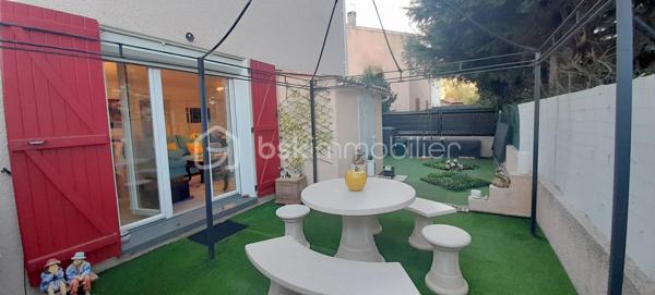 À Sainte-Marie-la-Mer, dans un secteur agréable et recherché, découvrez cette charmante villa T4 de 85 m², édifiée en trois faces et élevée d’un étage. Dès l’entrée, un sas puis un hall accueillant desservent une belle pièce de vie lumineuse, composée d’un salon-séjour avec cuisine ouverte. Cet espace convivial s’ouvre directement sur un agréable patio/jardin, idéal pour profiter des beaux jours. Le rez-de-chaussée dispose également d’une salle d’eau et de toilettes, apportant un confort appréciable au quotidien.
À l’étage, l’espace nuit se compose de trois chambres confortables, d’une seconde salle d’eau et de WC, parfaitement adaptés à une vie familiale.
À l’extérieur, la maison offre de réels atouts avec une terrasse abritée d’environ 15 m², parfaite pour les repas en plein air, ainsi qu’un espace de stationnement permettant d’accueillir jusqu’à trois véhicules, dont un sous abri. Un bien fonctionnel et idéalement situé, à proximité du littoral.