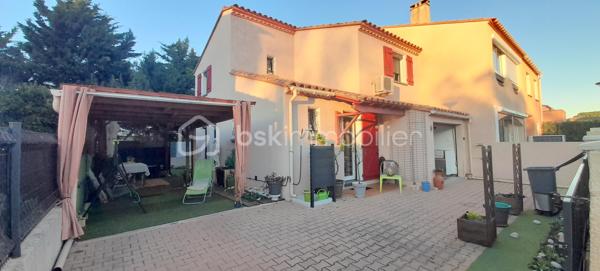 À Sainte-Marie-la-Mer, dans un secteur agréable et recherché, découvrez cette charmante villa T4 de 85 m², édifiée en trois faces et élevée d’un étage. Dès l’entrée, un sas puis un hall accueillant desservent une belle pièce de vie lumineuse, composée d’un salon-séjour avec cuisine ouverte. Cet espace convivial s’ouvre directement sur un agréable patio/jardin, idéal pour profiter des beaux jours. Le rez-de-chaussée dispose également d’une salle d’eau et de toilettes, apportant un confort appréciable au quotidien.
À l’étage, l’espace nuit se compose de trois chambres confortables, d’une seconde salle d’eau et de WC, parfaitement adaptés à une vie familiale.
À l’extérieur, la maison offre de réels atouts avec une terrasse abritée d’environ 15 m², parfaite pour les repas en plein air, ainsi qu’un espace de stationnement permettant d’accueillir jusqu’à trois véhicules, dont un sous abri. Un bien fonctionnel et idéalement situé, à proximité du littoral.