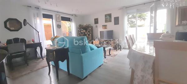 À Sainte-Marie-la-Mer, dans un secteur agréable et recherché, découvrez cette charmante villa T4 de 85 m², édifiée en trois faces et élevée d’un étage. Dès l’entrée, un sas puis un hall accueillant desservent une belle pièce de vie lumineuse, composée d’un salon-séjour avec cuisine ouverte. Cet espace convivial s’ouvre directement sur un agréable patio/jardin, idéal pour profiter des beaux jours. Le rez-de-chaussée dispose également d’une salle d’eau et de toilettes, apportant un confort appréciable au quotidien.
À l’étage, l’espace nuit se compose de trois chambres confortables, d’une seconde salle d’eau et de WC, parfaitement adaptés à une vie familiale.
À l’extérieur, la maison offre de réels atouts avec une terrasse abritée d’environ 15 m², parfaite pour les repas en plein air, ainsi qu’un espace de stationnement permettant d’accueillir jusqu’à trois véhicules, dont un sous abri. Un bien fonctionnel et idéalement situé, à proximité du littoral.