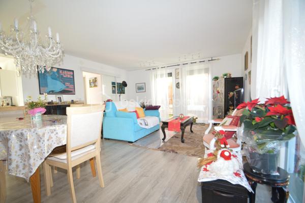 À Sainte-Marie-la-Mer, dans un secteur agréable et recherché, découvrez cette charmante villa T4 de 85 m², édifiée en trois faces et élevée d’un étage. Dès l’entrée, un sas puis un hall accueillant desservent une belle pièce de vie lumineuse, composée d’un salon-séjour avec cuisine ouverte. Cet espace convivial s’ouvre directement sur un agréable patio/jardin, idéal pour profiter des beaux jours. Le rez-de-chaussée dispose également d’une salle d’eau et de toilettes, apportant un confort appréciable au quotidien.
À l’étage, l’espace nuit se compose de trois chambres confortables, d’une seconde salle d’eau et de WC, parfaitement adaptés à une vie familiale.
À l’extérieur, la maison offre de réels atouts avec une terrasse abritée d’environ 15 m², parfaite pour les repas en plein air, ainsi qu’un espace de stationnement permettant d’accueillir jusqu’à trois véhicules, dont un sous abri. Un bien fonctionnel et idéalement situé, à proximité du littoral.
