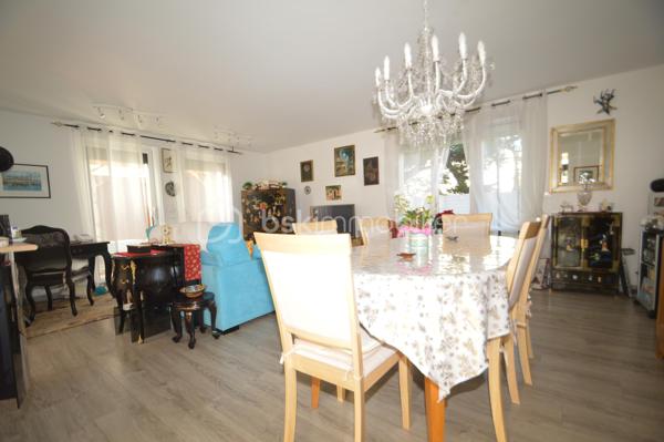À Sainte-Marie-la-Mer, dans un secteur agréable et recherché, découvrez cette charmante villa T4 de 85 m², édifiée en trois faces et élevée d’un étage. Dès l’entrée, un sas puis un hall accueillant desservent une belle pièce de vie lumineuse, composée d’un salon-séjour avec cuisine ouverte. Cet espace convivial s’ouvre directement sur un agréable patio/jardin, idéal pour profiter des beaux jours. Le rez-de-chaussée dispose également d’une salle d’eau et de toilettes, apportant un confort appréciable au quotidien.
À l’étage, l’espace nuit se compose de trois chambres confortables, d’une seconde salle d’eau et de WC, parfaitement adaptés à une vie familiale.
À l’extérieur, la maison offre de réels atouts avec une terrasse abritée d’environ 15 m², parfaite pour les repas en plein air, ainsi qu’un espace de stationnement permettant d’accueillir jusqu’à trois véhicules, dont un sous abri. Un bien fonctionnel et idéalement situé, à proximité du littoral.