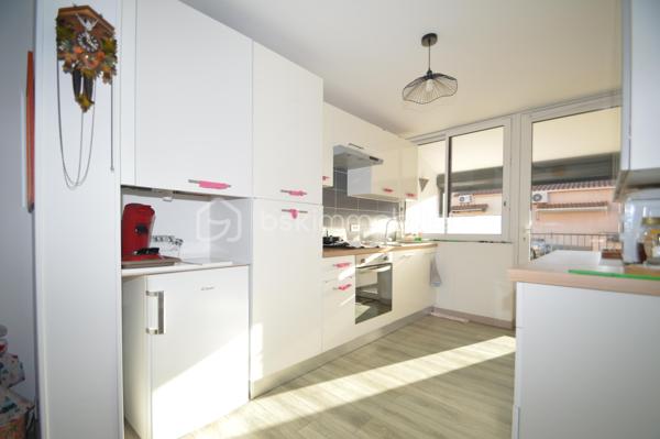 À Sainte-Marie-la-Mer, dans un secteur agréable et recherché, découvrez cette charmante villa T4 de 85 m², édifiée en trois faces et élevée d’un étage. Dès l’entrée, un sas puis un hall accueillant desservent une belle pièce de vie lumineuse, composée d’un salon-séjour avec cuisine ouverte. Cet espace convivial s’ouvre directement sur un agréable patio/jardin, idéal pour profiter des beaux jours. Le rez-de-chaussée dispose également d’une salle d’eau et de toilettes, apportant un confort appréciable au quotidien.
À l’étage, l’espace nuit se compose de trois chambres confortables, d’une seconde salle d’eau et de WC, parfaitement adaptés à une vie familiale.
À l’extérieur, la maison offre de réels atouts avec une terrasse abritée d’environ 15 m², parfaite pour les repas en plein air, ainsi qu’un espace de stationnement permettant d’accueillir jusqu’à trois véhicules, dont un sous abri. Un bien fonctionnel et idéalement situé, à proximité du littoral.