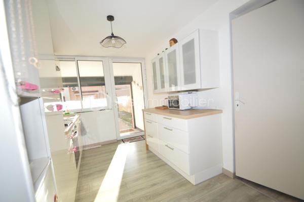 À Sainte-Marie-la-Mer, dans un secteur agréable et recherché, découvrez cette charmante villa T4 de 85 m², édifiée en trois faces et élevée d’un étage. Dès l’entrée, un sas puis un hall accueillant desservent une belle pièce de vie lumineuse, composée d’un salon-séjour avec cuisine ouverte. Cet espace convivial s’ouvre directement sur un agréable patio/jardin, idéal pour profiter des beaux jours. Le rez-de-chaussée dispose également d’une salle d’eau et de toilettes, apportant un confort appréciable au quotidien.
À l’étage, l’espace nuit se compose de trois chambres confortables, d’une seconde salle d’eau et de WC, parfaitement adaptés à une vie familiale.
À l’extérieur, la maison offre de réels atouts avec une terrasse abritée d’environ 15 m², parfaite pour les repas en plein air, ainsi qu’un espace de stationnement permettant d’accueillir jusqu’à trois véhicules, dont un sous abri. Un bien fonctionnel et idéalement situé, à proximité du littoral.