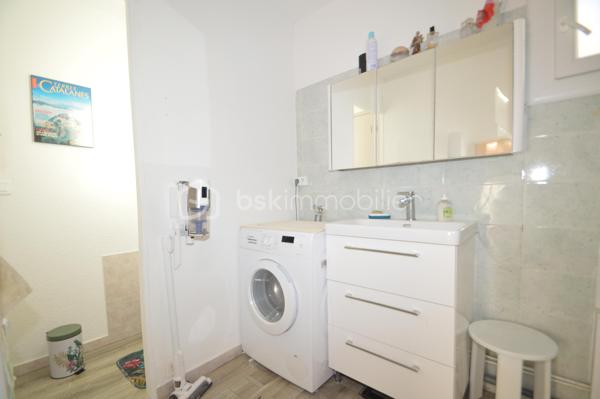 À Sainte-Marie-la-Mer, dans un secteur agréable et recherché, découvrez cette charmante villa T4 de 85 m², édifiée en trois faces et élevée d’un étage. Dès l’entrée, un sas puis un hall accueillant desservent une belle pièce de vie lumineuse, composée d’un salon-séjour avec cuisine ouverte. Cet espace convivial s’ouvre directement sur un agréable patio/jardin, idéal pour profiter des beaux jours. Le rez-de-chaussée dispose également d’une salle d’eau et de toilettes, apportant un confort appréciable au quotidien.
À l’étage, l’espace nuit se compose de trois chambres confortables, d’une seconde salle d’eau et de WC, parfaitement adaptés à une vie familiale.
À l’extérieur, la maison offre de réels atouts avec une terrasse abritée d’environ 15 m², parfaite pour les repas en plein air, ainsi qu’un espace de stationnement permettant d’accueillir jusqu’à trois véhicules, dont un sous abri. Un bien fonctionnel et idéalement situé, à proximité du littoral.