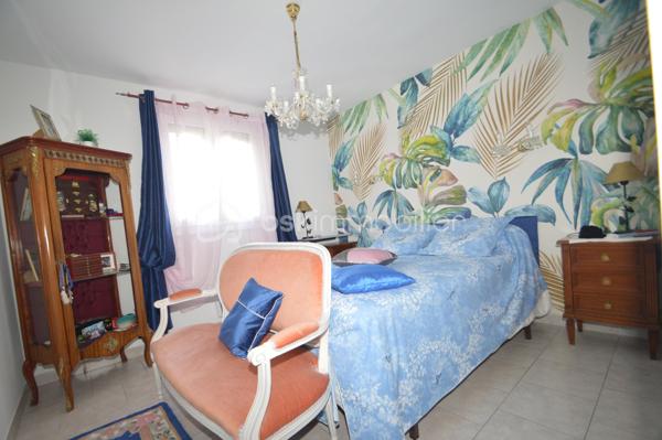 À Sainte-Marie-la-Mer, dans un secteur agréable et recherché, découvrez cette charmante villa T4 de 85 m², édifiée en trois faces et élevée d’un étage. Dès l’entrée, un sas puis un hall accueillant desservent une belle pièce de vie lumineuse, composée d’un salon-séjour avec cuisine ouverte. Cet espace convivial s’ouvre directement sur un agréable patio/jardin, idéal pour profiter des beaux jours. Le rez-de-chaussée dispose également d’une salle d’eau et de toilettes, apportant un confort appréciable au quotidien.
À l’étage, l’espace nuit se compose de trois chambres confortables, d’une seconde salle d’eau et de WC, parfaitement adaptés à une vie familiale.
À l’extérieur, la maison offre de réels atouts avec une terrasse abritée d’environ 15 m², parfaite pour les repas en plein air, ainsi qu’un espace de stationnement permettant d’accueillir jusqu’à trois véhicules, dont un sous abri. Un bien fonctionnel et idéalement situé, à proximité du littoral.