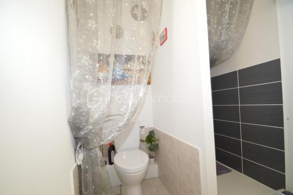 À Sainte-Marie-la-Mer, dans un secteur agréable et recherché, découvrez cette charmante villa T4 de 85 m², édifiée en trois faces et élevée d’un étage. Dès l’entrée, un sas puis un hall accueillant desservent une belle pièce de vie lumineuse, composée d’un salon-séjour avec cuisine ouverte. Cet espace convivial s’ouvre directement sur un agréable patio/jardin, idéal pour profiter des beaux jours. Le rez-de-chaussée dispose également d’une salle d’eau et de toilettes, apportant un confort appréciable au quotidien.
À l’étage, l’espace nuit se compose de trois chambres confortables, d’une seconde salle d’eau et de WC, parfaitement adaptés à une vie familiale.
À l’extérieur, la maison offre de réels atouts avec une terrasse abritée d’environ 15 m², parfaite pour les repas en plein air, ainsi qu’un espace de stationnement permettant d’accueillir jusqu’à trois véhicules, dont un sous abri. Un bien fonctionnel et idéalement situé, à proximité du littoral.