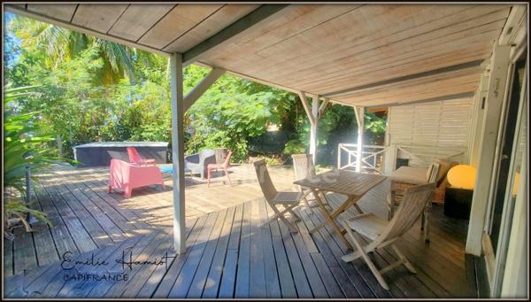A louer - Maison de type bungalow - 3 pièces avec terrasse, bac à punch et piscine commune