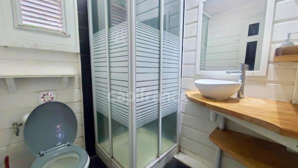 A louer - Maison de type bungalow - 3 pièces avec terrasse, bac à punch et piscine commune