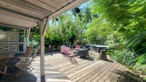 A louer - Maison de type bungalow - 3 pièces avec terrasse, bac à punch et piscine commune