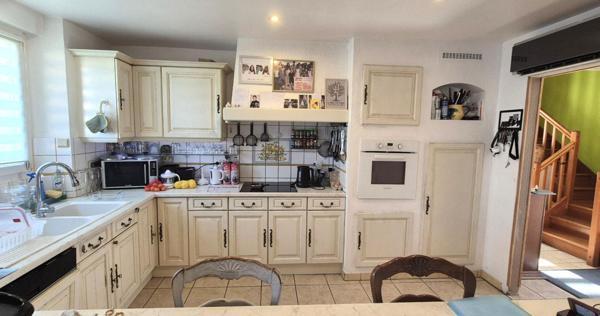 Belle Maison Individuelle en Pierre ou de Caractère de 131 m² à Remettre à votre Goût avec sa Cour sécurisée de 100 m², Terrasse de 28 m², Sas d'entrée, Sous-sol complet de 73 m² avec Buanderie, Atelier, Cave, Chaufferie PAC Air-Air, Climatisation, Pannea