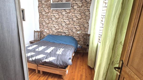 Belle Maison Individuelle en Pierre ou de Caractère de 131 m² à Remettre à votre Goût avec sa Cour sécurisée de 100 m², Terrasse de 28 m², Sas d'entrée, Sous-sol complet de 73 m² avec Buanderie, Atelier, Cave, Chaufferie PAC Air-Air, Climatisation, Pannea