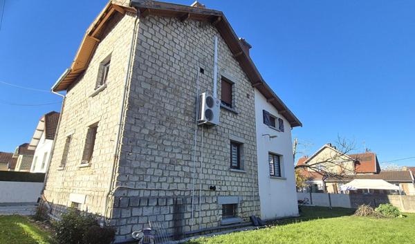 Belle Maison Individuelle en Pierre ou de Caractère de 131 m² à Remettre à votre Goût avec sa Cour sécurisée de 100 m², Terrasse de 28 m², Sas d'entrée, Sous-sol complet de 73 m² avec Buanderie, Atelier, Cave, Chaufferie PAC Air-Air, Climatisation, Pannea