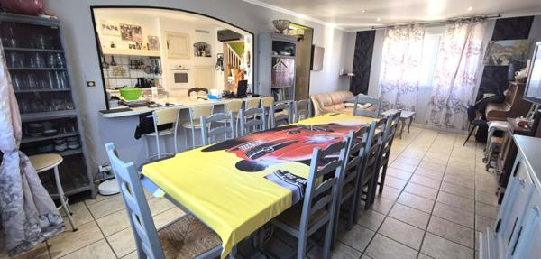 Belle Maison Individuelle en Pierre ou de Caractère de 131 m² à Remettre à votre Goût avec sa Cour sécurisée de 100 m², Terrasse de 28 m², Sas d'entrée, Sous-sol complet de 73 m² avec Buanderie, Atelier, Cave, Chaufferie PAC Air-Air, Climatisation, Pannea