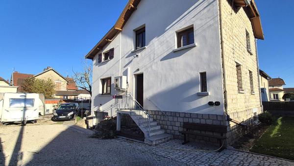 Belle Maison Individuelle en Pierre ou de Caractère de 131 m² à Remettre à votre Goût avec sa Cour sécurisée de 100 m², Terrasse de 28 m², Sas d'entrée, Sous-sol complet de 73 m² avec Buanderie, Atelier, Cave, Chaufferie PAC Air-Air, Climatisation, Pannea