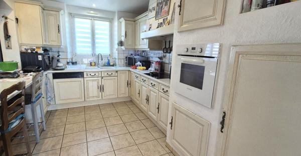 Belle Maison Individuelle en Pierre ou de Caractère de 131 m² à Remettre à votre Goût avec sa Cour sécurisée de 100 m², Terrasse de 28 m², Sas d'entrée, Sous-sol complet de 73 m² avec Buanderie, Atelier, Cave, Chaufferie PAC Air-Air, Climatisation, Pannea