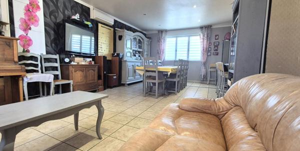 Belle Maison Individuelle en Pierre ou de Caractère de 131 m² à Remettre à votre Goût avec sa Cour sécurisée de 100 m², Terrasse de 28 m², Sas d'entrée, Sous-sol complet de 73 m² avec Buanderie, Atelier, Cave, Chaufferie PAC Air-Air, Climatisation, Pannea