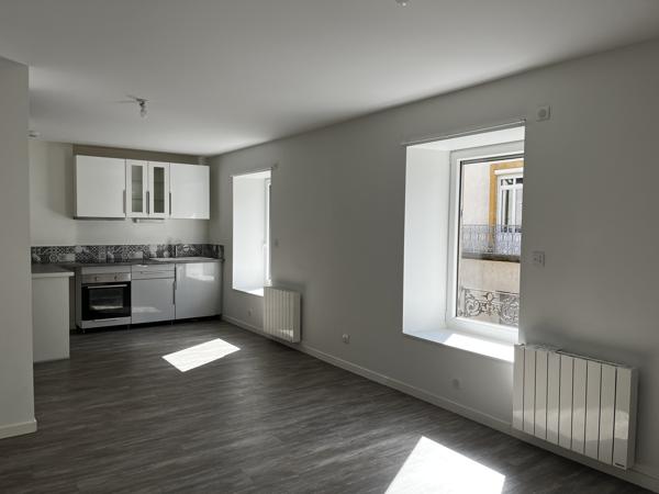 T3 AVEC BALCON ET CAVE - CENTRE PONTCHARRA S/TURDINE