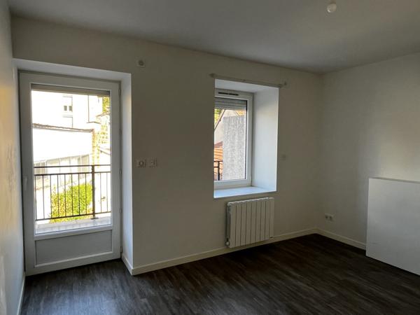 T3 AVEC BALCON ET CAVE - CENTRE PONTCHARRA S/TURDINE